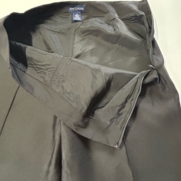 And Taylor women’s size 6 ankle pants,split bottom legs, black color fully lined - Picture 6 of 8